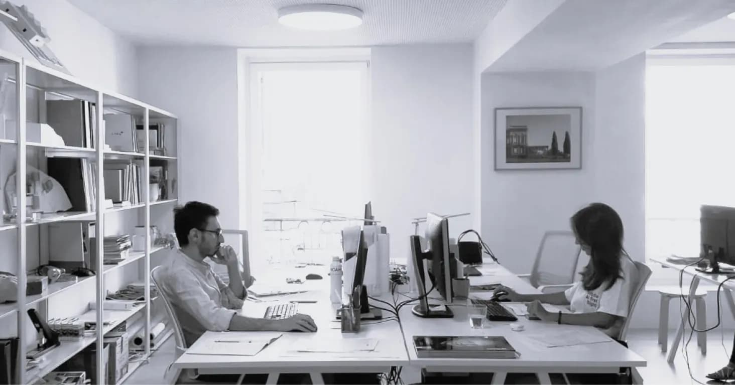 Lo studio al lavoro alle scrivanie