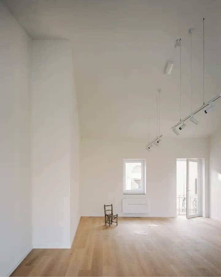 La sala espositiva a doppia altezza