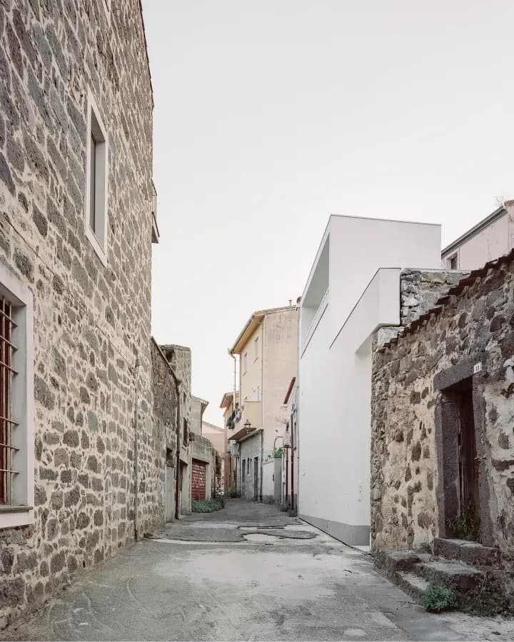 Il vicolo in pietra accanto alla Casa Museo